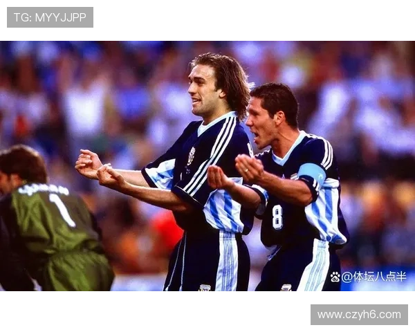 阿根廷足球传奇巴蒂与肯佩斯同框共庆世界杯抽签盛典